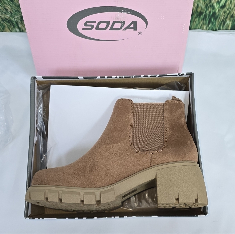 Soda Pioneer Lug Sole Deep Camel Mid Heel Boots Size 11 New With Box!